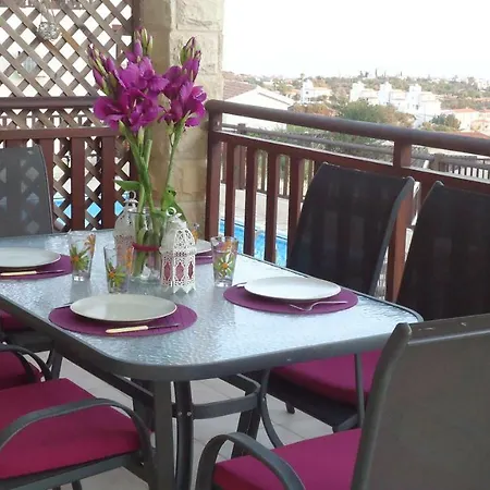 Loggin Holiday House Hébergement de vacances Peyia