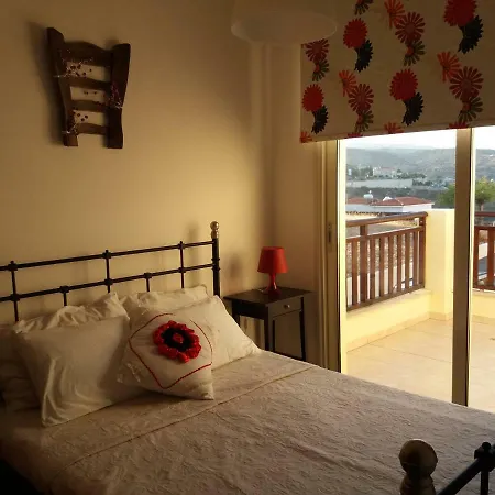 Loggin Holiday House Peyia