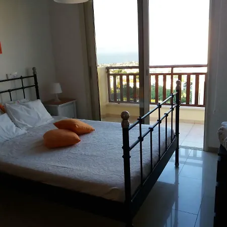 Loggin Holiday House Hébergement de vacances Peyia